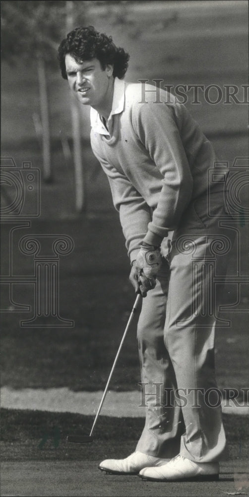 1982 Press Photo Striking Green Bay quarterback Lynn Dickey putting on the green- Historic Images