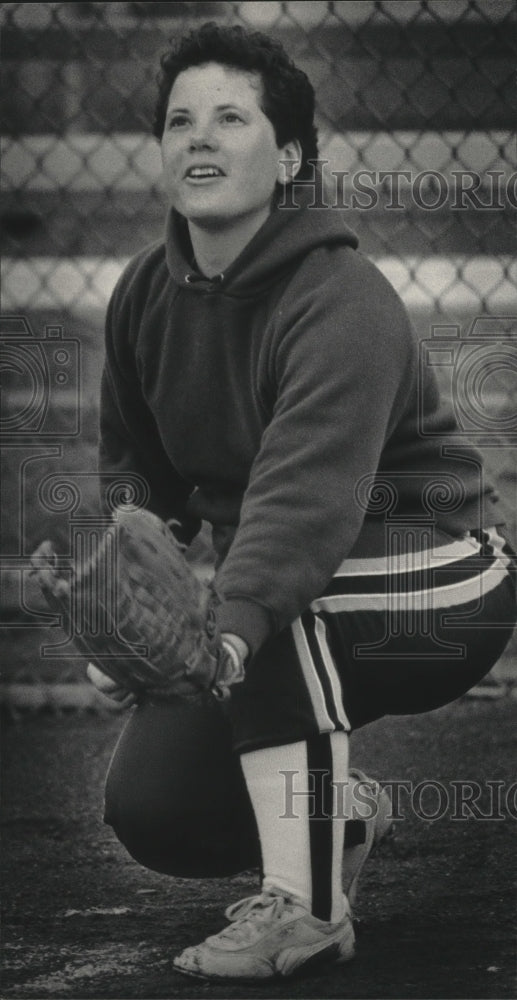 1984 Press Photo Holly Rehberg warming up with her glove out for a softball.- Historic Images