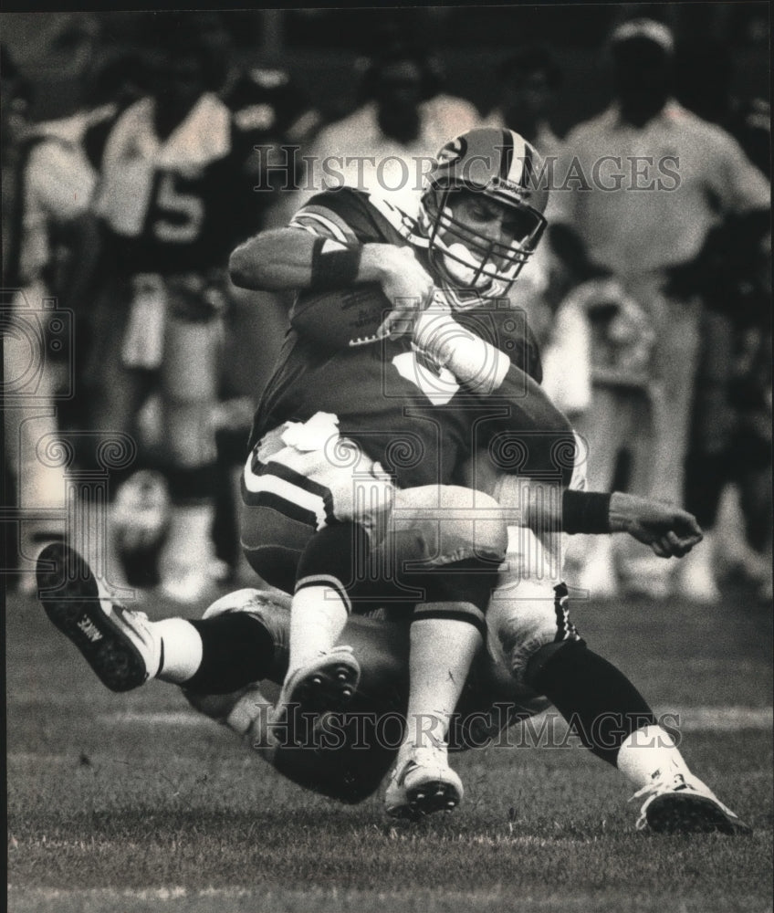 1990 Press Photo Green Bay Packers football&#39;s Anthony Dilweg sacked during game- Historic Images