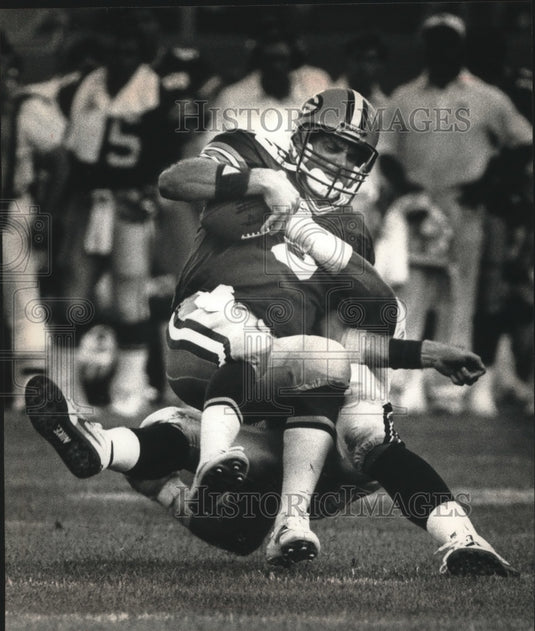 1990 Press Photo Green Bay Packers football's Anthony Dilweg sacked during game- Historic Images