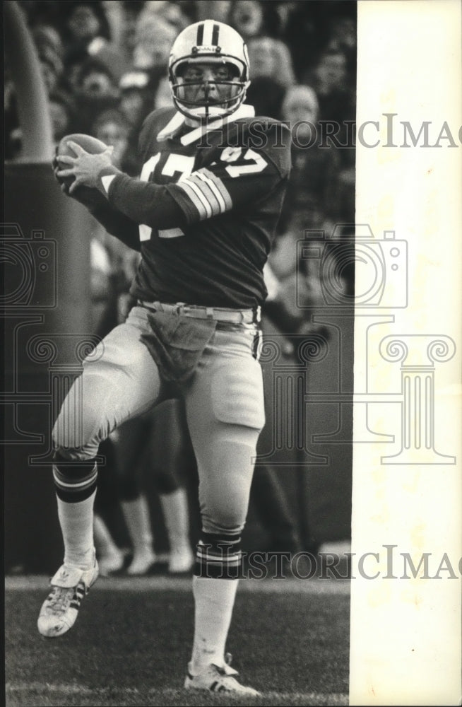 1980 Press Photo Green Bay Packers football player with the ball - mjt07285- Historic Images