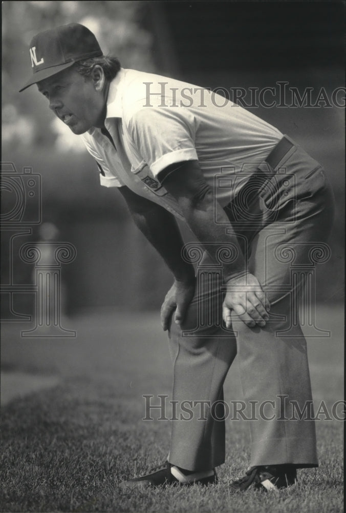 1984 Press Photo Baseball umpire Dutch Rennert gets ready for test of skill- Historic Images