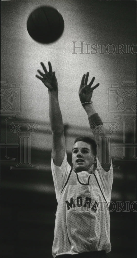 1990 Press Photo Jerry Ramus of Milwaukee shooting the basketball. - mjt07325- Historic Images