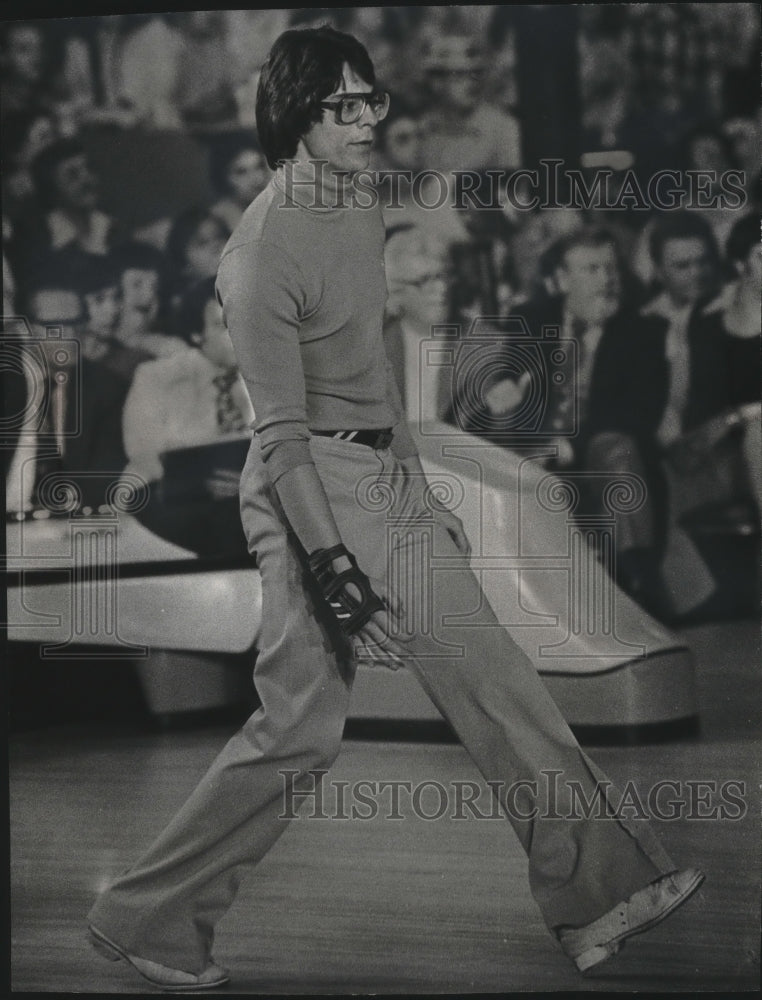 1977 Press Photo Professional bowler, Ed Ressler, showing his style with english- Historic Images