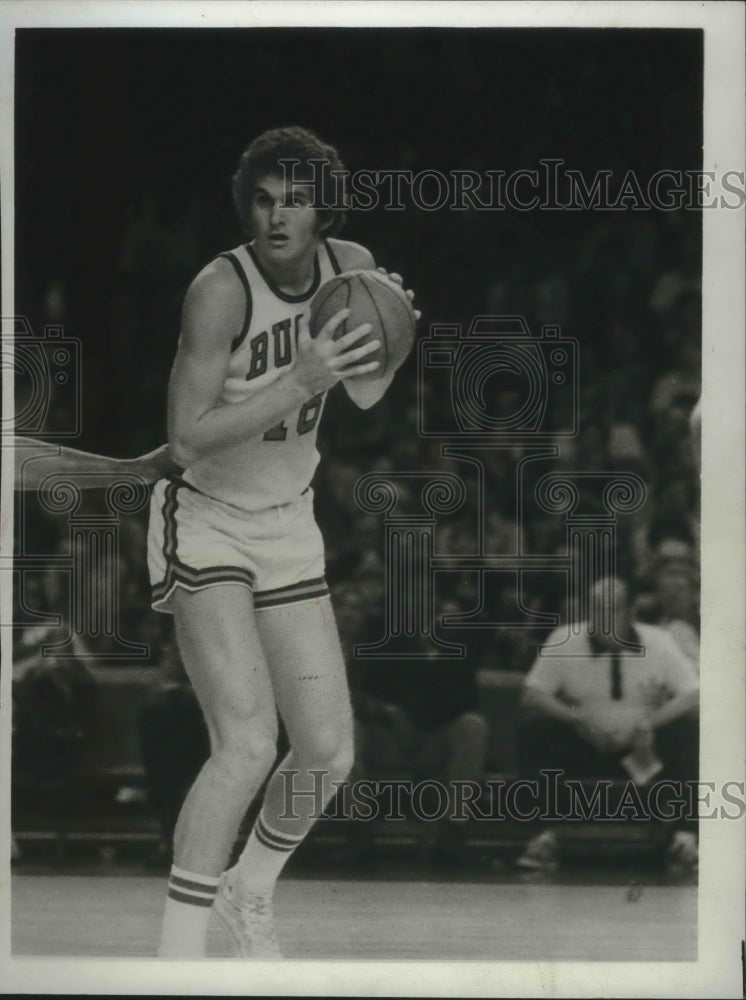 1975 Press Photo Milwaukee Bucks basketball player Kevin Restani guards the ball- Historic Images