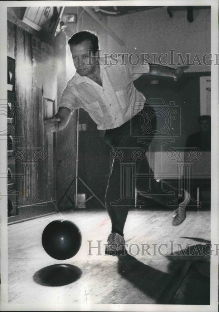 1964 Press Photo Bowler Gene Raffel rolls the ball down the lane. - mjt07334- Historic Images