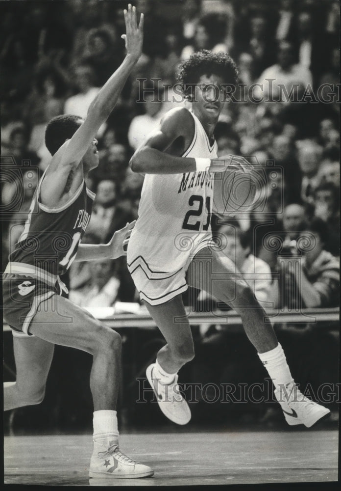 1983 Press Photo Marquette player Terry Reason runs past Florida&#39;s Eric Wilson- Historic Images