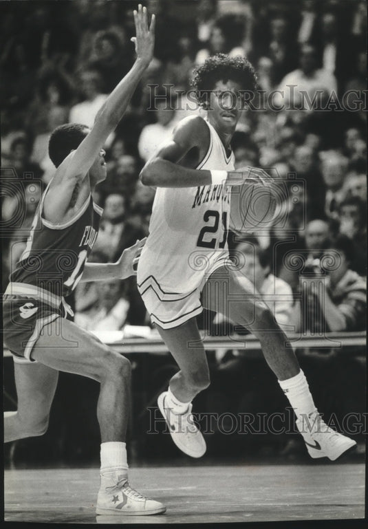1983 Press Photo Marquette player Terry Reason runs past Florida's Eric Wilson- Historic Images