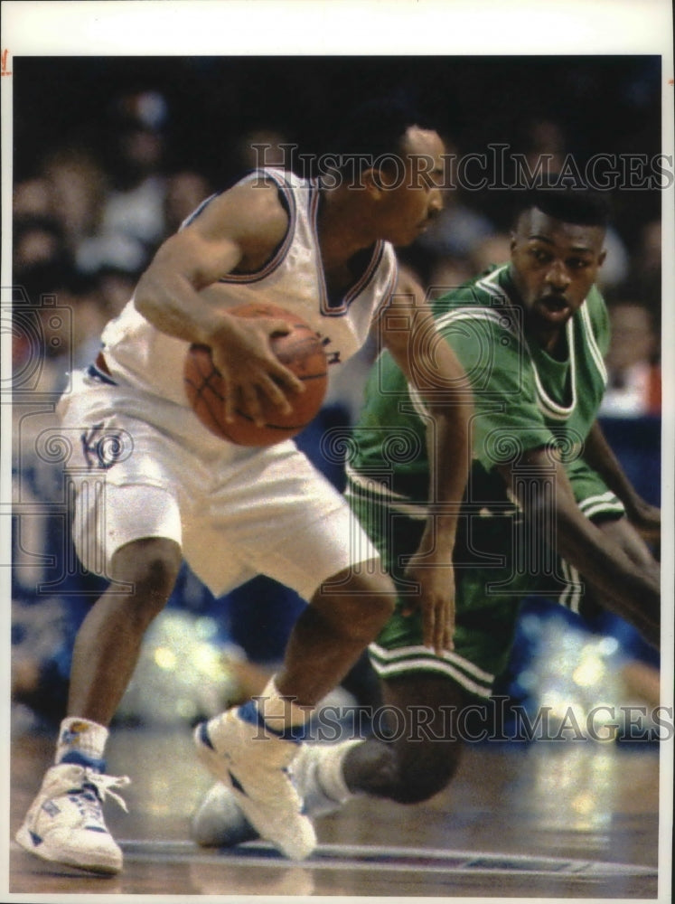 1993 Press Photo Kansas basketball player Calvin Rayford drives the ball- Historic Images