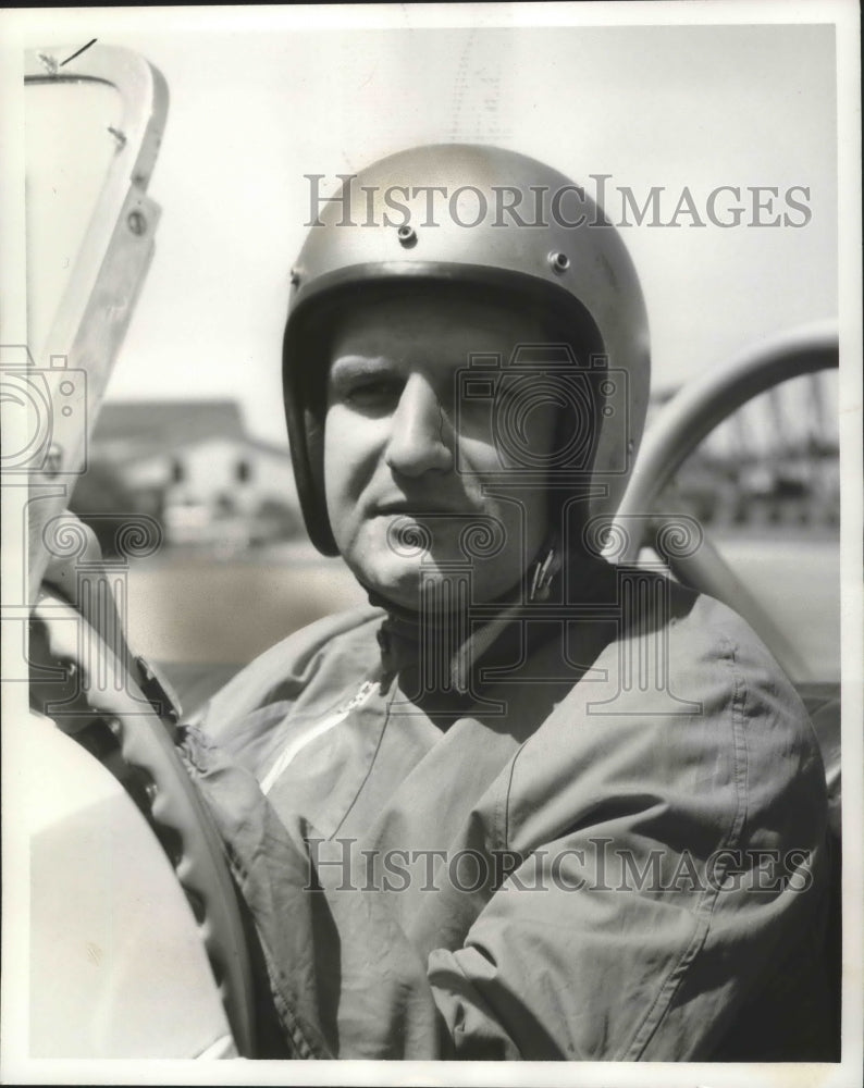 1960 Press Photo Auto racer Fred Rediske behind the wheel of his race car- Historic Images