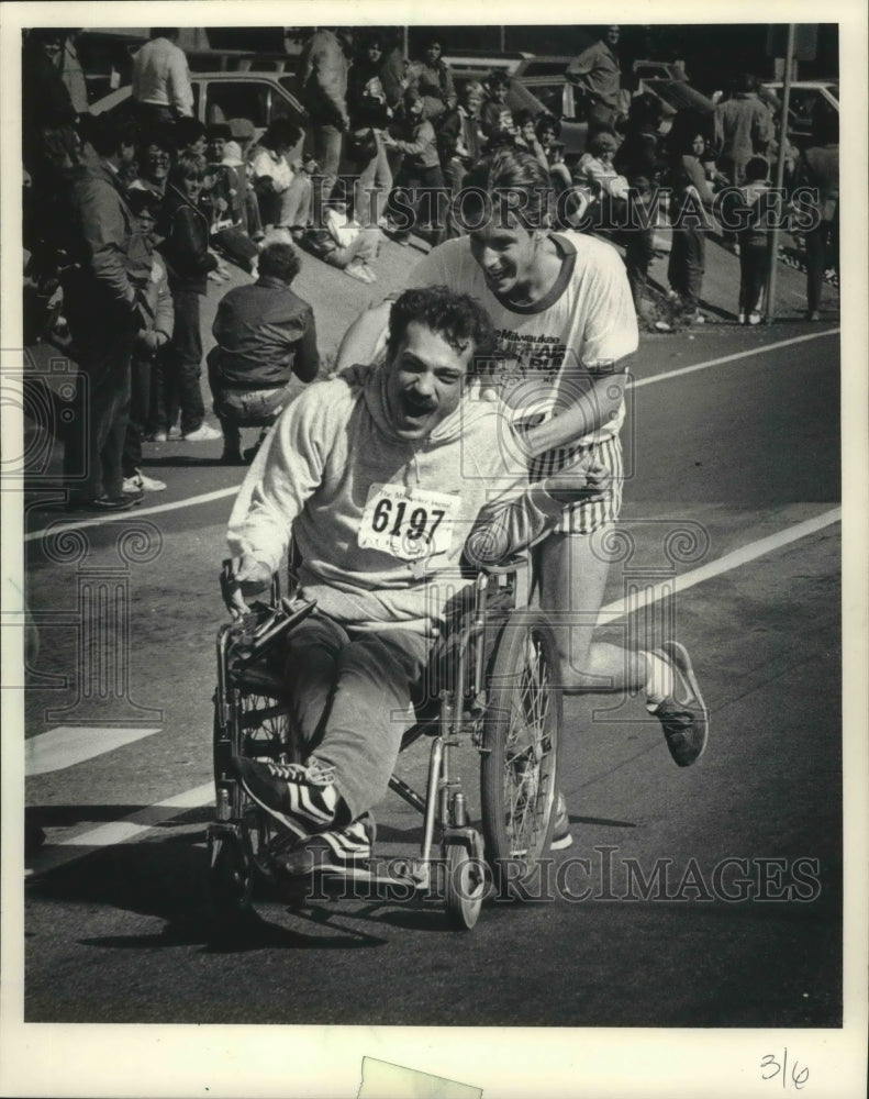 1983 Press Photo A wheelchair participant and a friend at the Al McGuire Race- Historic Images