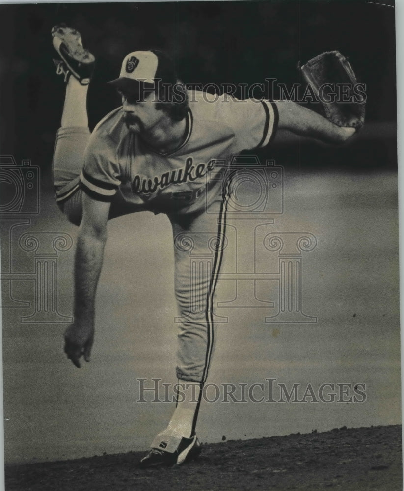 1982 Press Photo Pete Vuckovich throws a pitch in 1982 World Series.- Historic Images