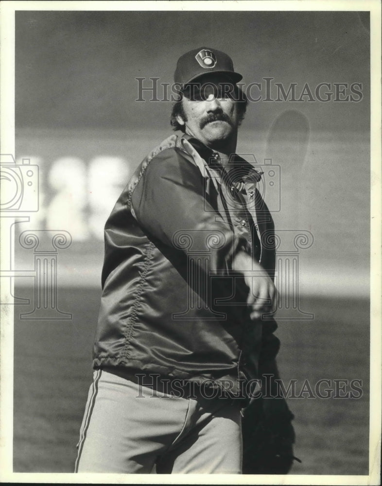 1981 Press Photo Milwaukee Brewers&#39; Pete Vuckovich is thrilled with new contract- Historic Images