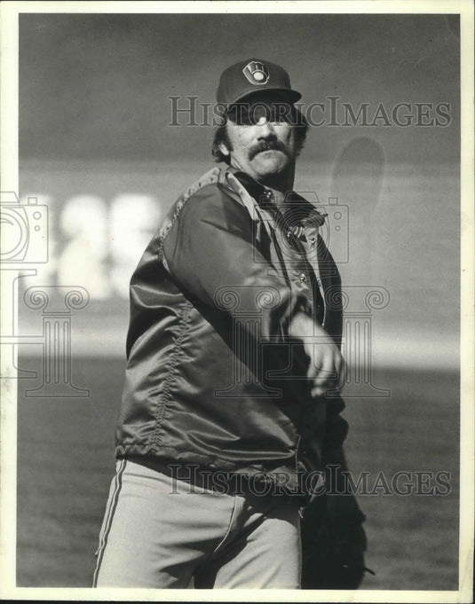 1981 Press Photo Milwaukee Brewers' Pete Vuckovich is thrilled with new contract- Historic Images