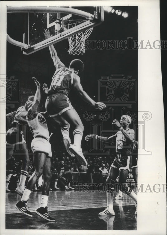 1976 Press Photo Seattle's Leonard Gray leaps up blocking Bucks Bobby Dandridge.- Historic Images
