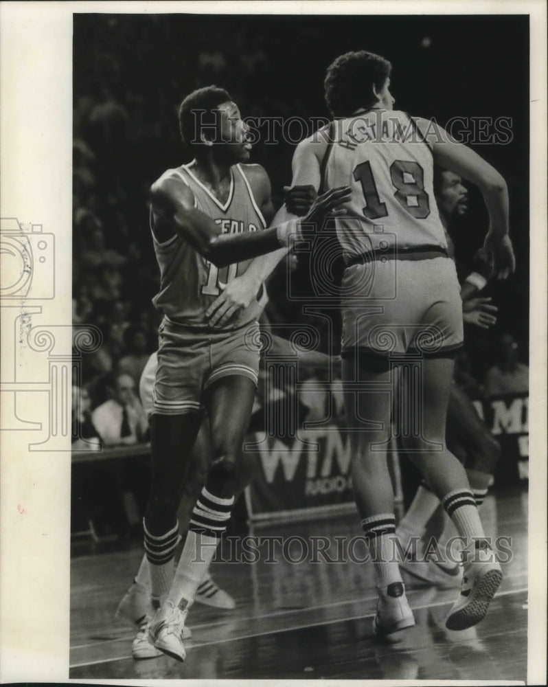 1976 Press Photo Buffalo&#39;s Bob McAdoo battles Kevin Restani for position.- Historic Images