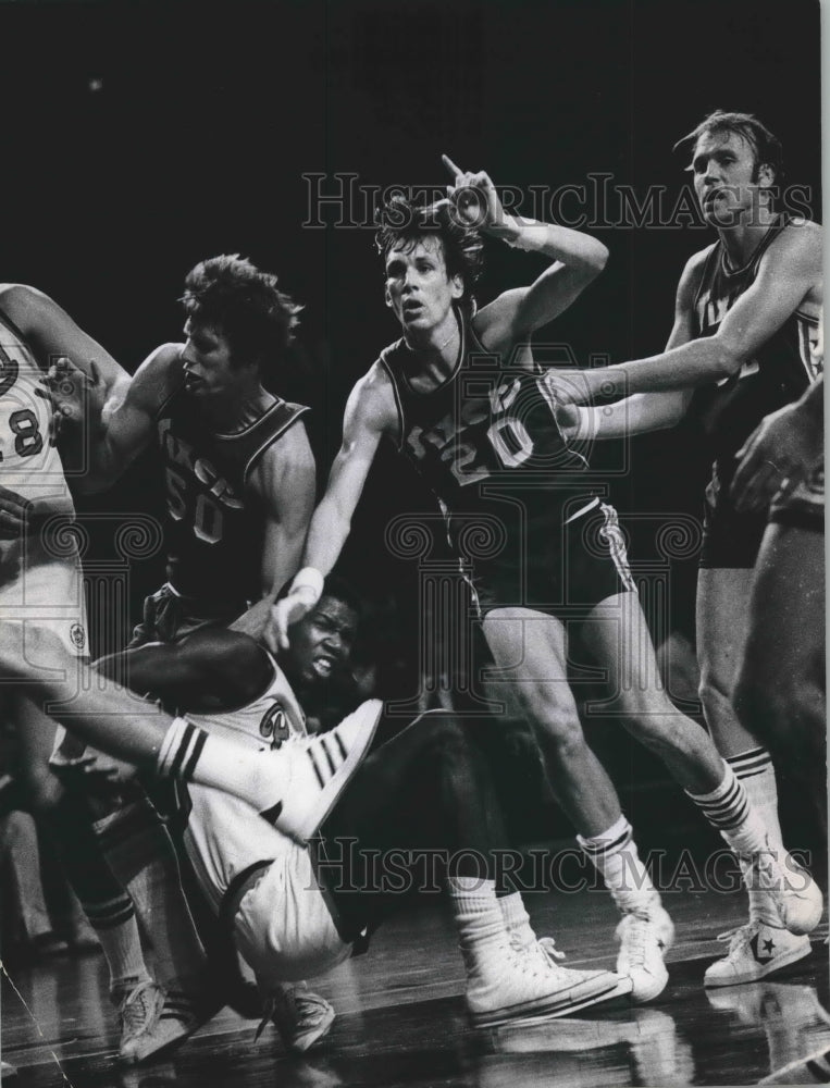 1976 Press Photo Bucks&#39; Bob Dandridge goes down after contact with Doug Collins.- Historic Images