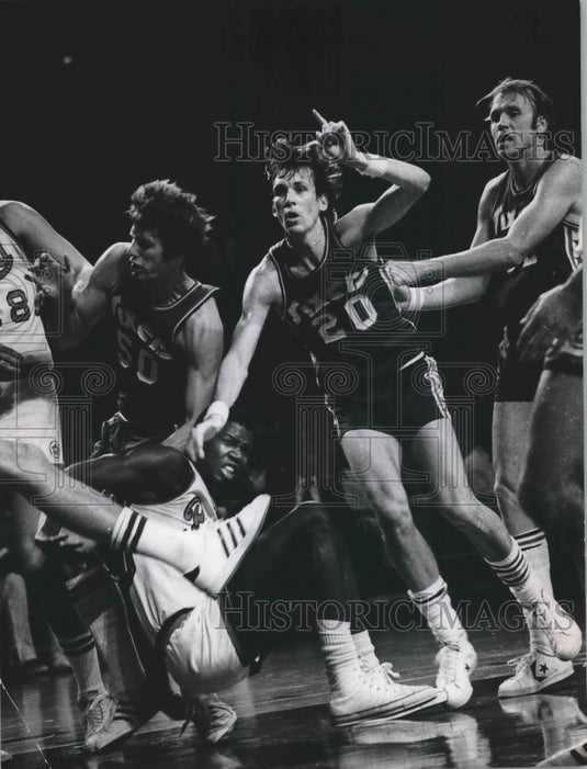 1976 Press Photo Bucks' Bob Dandridge goes down after contact with Doug Collins.- Historic Images