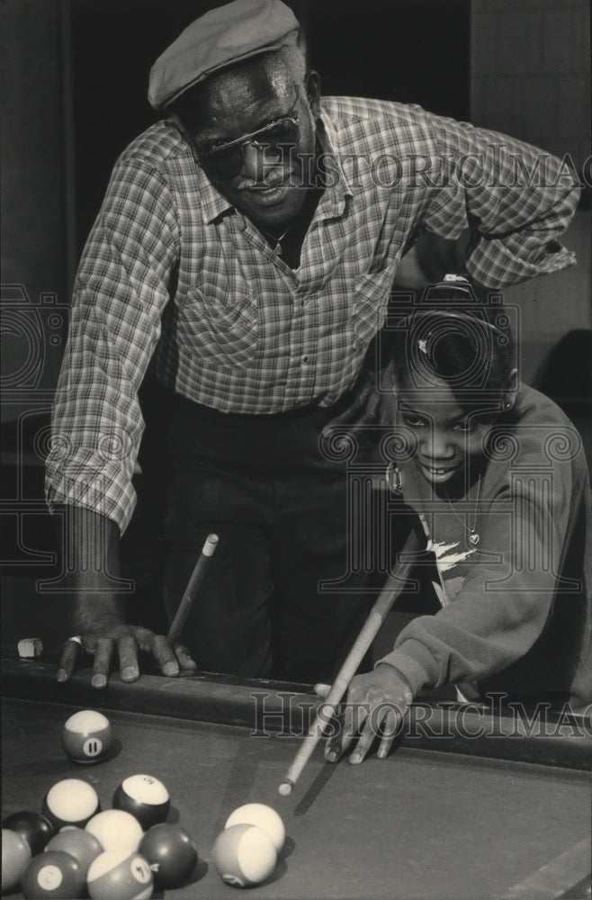 1987 Press Photo Lycurtis Junior (l) and Shannetta Grant in Billiards Buddy game- Historic Images