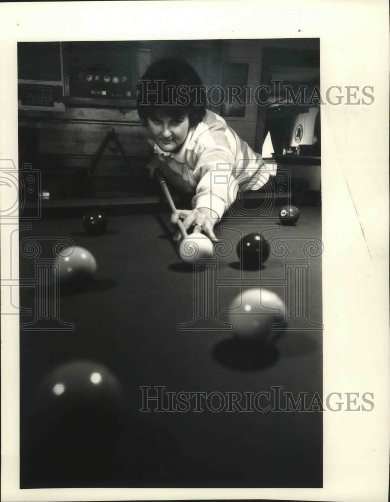 1987 Press Photo Professional pool player Peg Ledman practicing some shots.- Historic Images