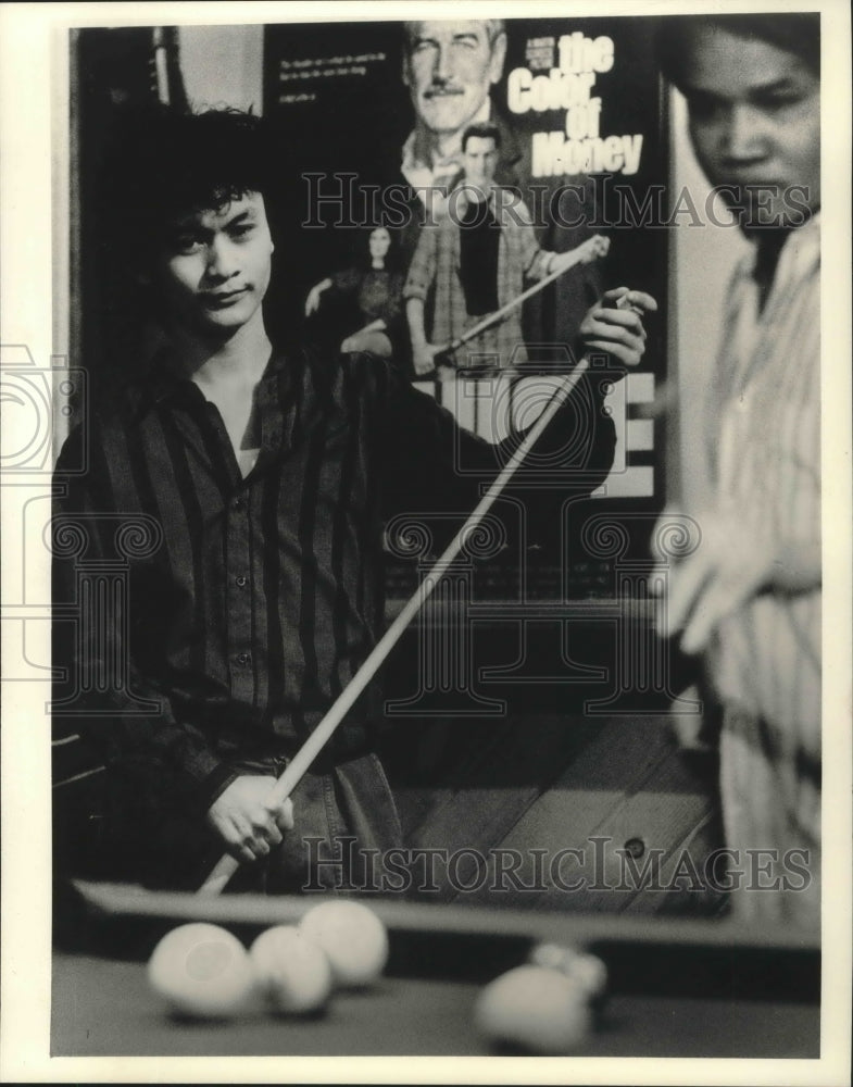 1987 Press Photo Billiards player Jimmy Santos waits for his opponent&#39;s shot- Historic Images