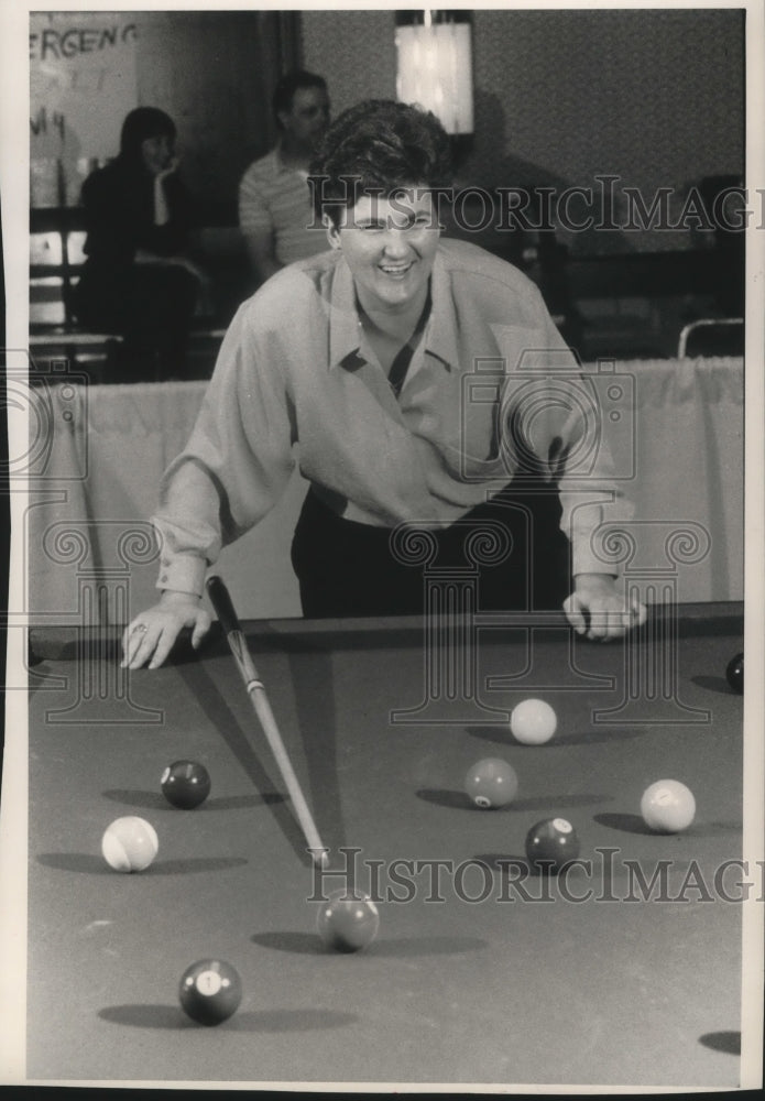 1989 Press Photo Pool player Peg Ledman laughing at her shot and herself.- Historic Images