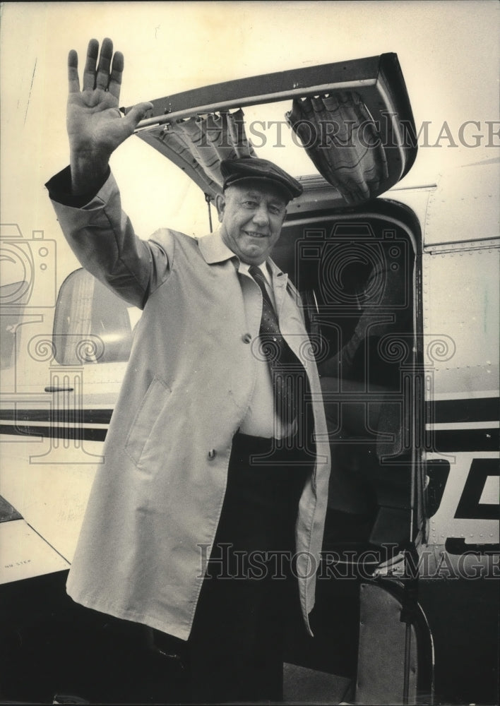 1985 Press Photo Brewer Manager George Bamberger boards plane at Timmerman Field- Historic Images