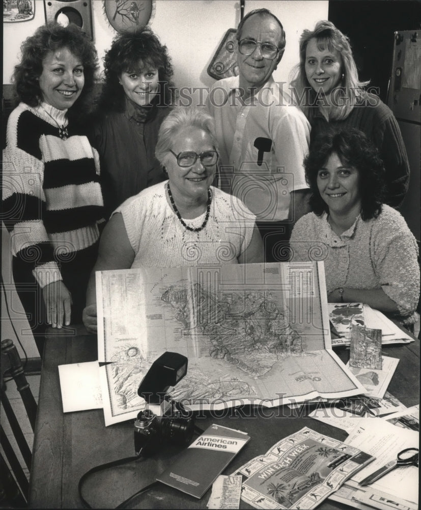 1989 Press Photo Contest winners Shirley, Henry Poth and daughters look over map- Historic Images