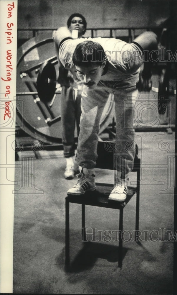 1985 Press Photo Bodybuilder Tom Sipin works on his back before he competes- Historic Images