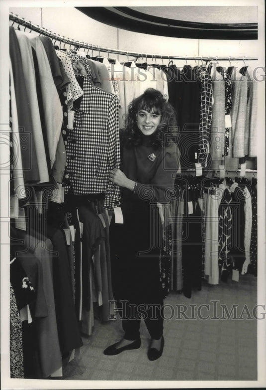 1989 Press Photo Miss American Petite contest winner, Karrie Lynn Becker, shops- Historic Images