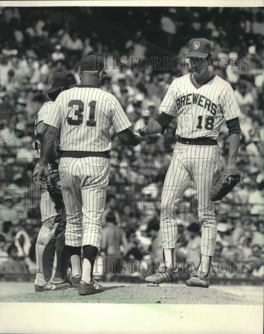 1985 Press Photo Brewers baseball's Danny Darwin hands ball to George Bamberger- Historic Images