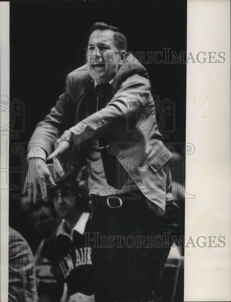 1974 Press Photo Milwaukee Bucks&#39; Larry Costello - mjt07521- Historic Images