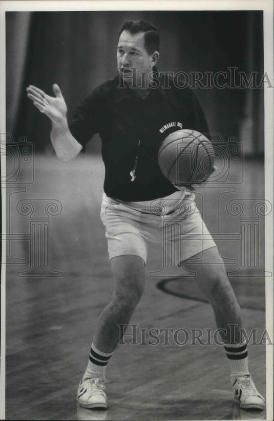 1976 Press Photo Coach Larry Costello instructs his Bucks basketball players- Historic Images