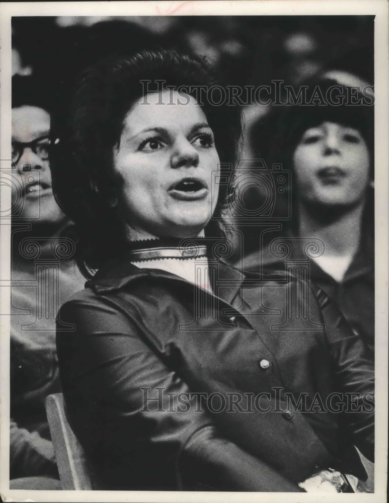 1974 Press Photo Mrs. Barbara Costello, Larry Costello, Bucks - mjt07533- Historic Images