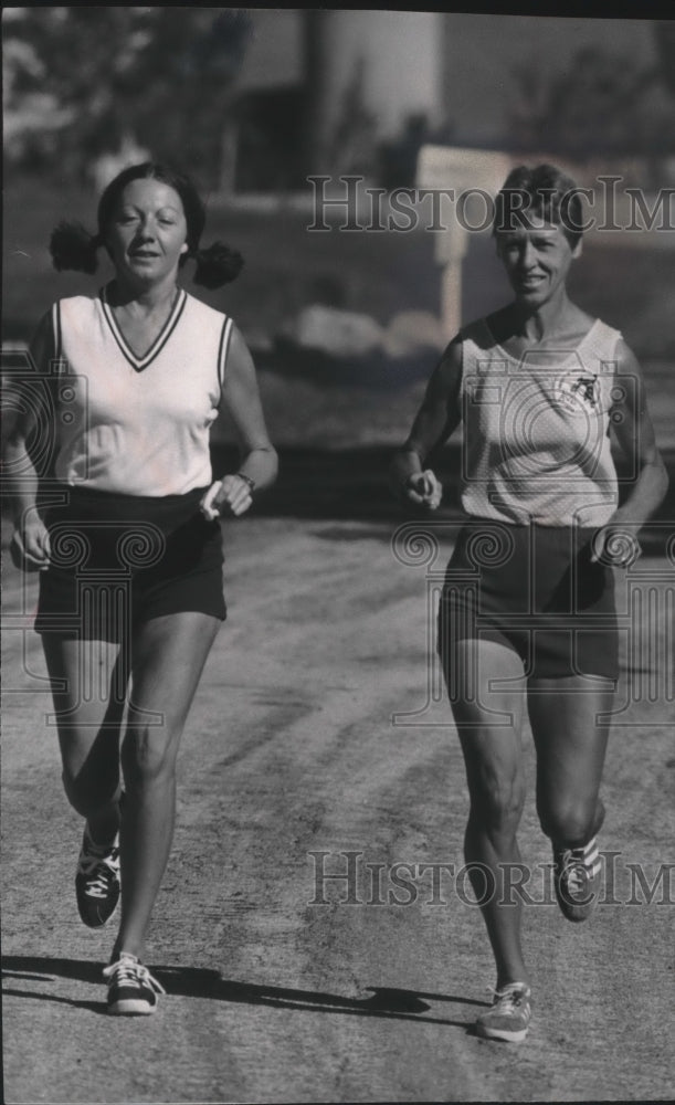 1974 Press Photo Mrs. Mary Belling and Mrs. Mary Czarapata recommend running- Historic Images