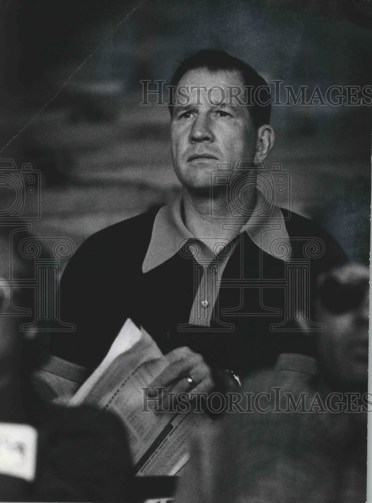 1977 Press Photo Larry Costello as a fan of the Milwaukee Brewers: Still intense- Historic Images