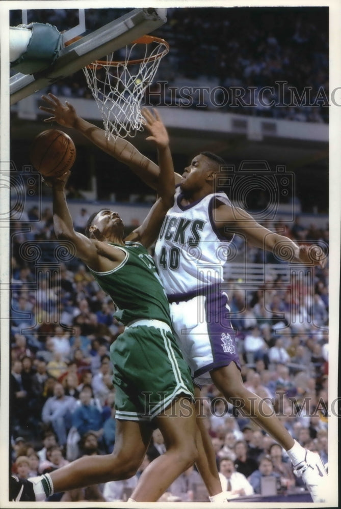 1994 Press Photo Bucks&#39; basketball&#39;s Joe Courtney vs. Acie Earl of the Celtics- Historic Images