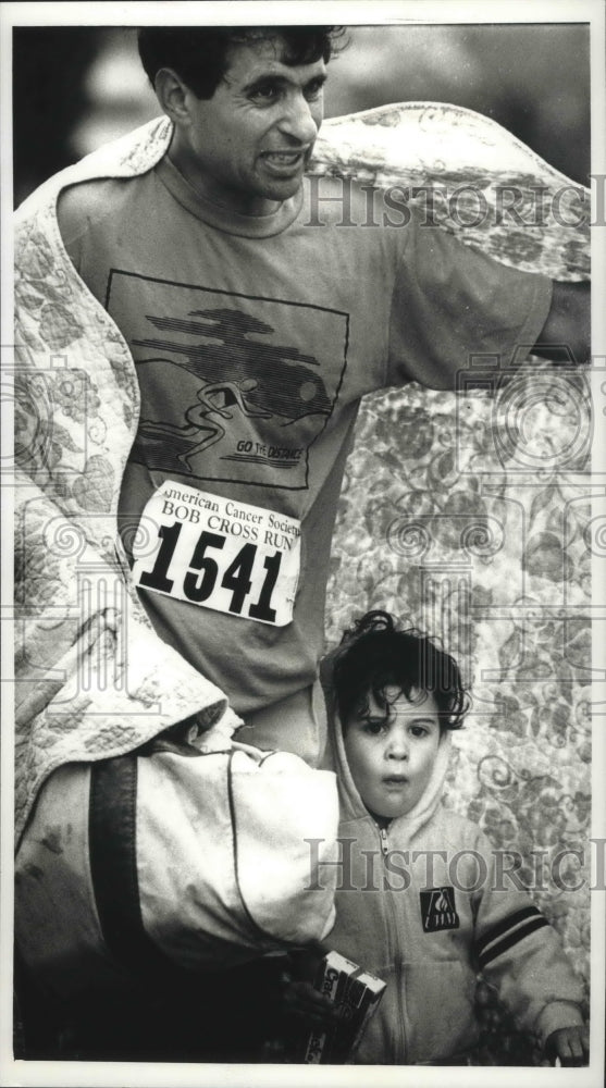 1990 Press Photo Ely Leichtling &amp; daughter after Bob Cross Memorial Run- Historic Images