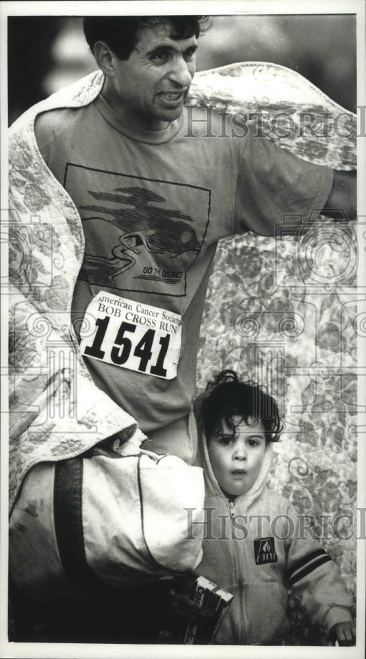 1990 Press Photo Ely Leichtling & daughter after Bob Cross Memorial Run- Historic Images