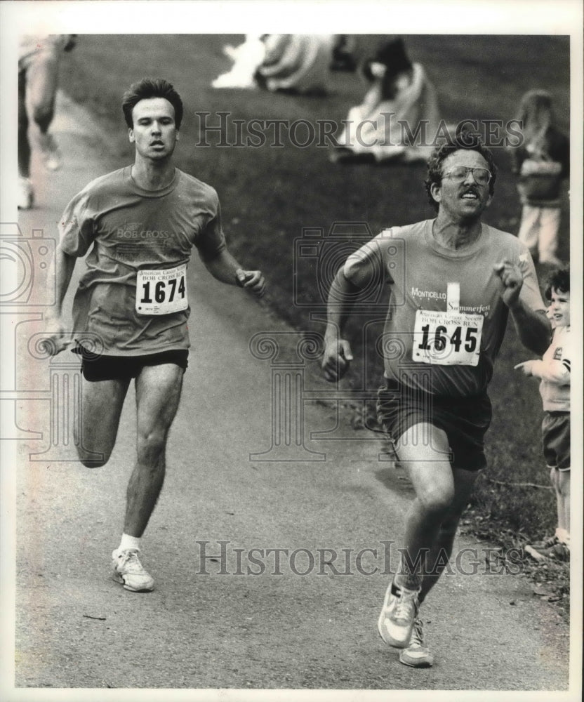 1990 Press Photo David Schlieter, Tom Wolf during the Bob Cross Memorial Run- Historic Images