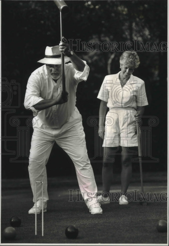 1993 Press Photo Linda Cummins And Jim Walton Of The Milwaukee Croquet Club- Historic Images