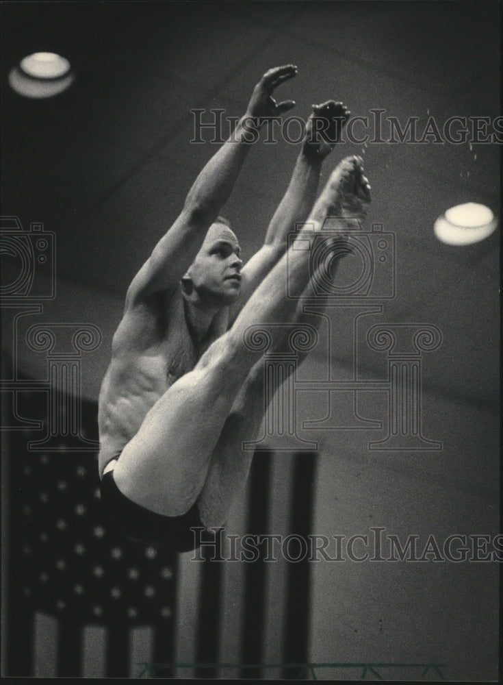 1986 Press Photo Diver Phil Fass during workout at UW-Milwaukee Klotsche Cente- Historic Images
