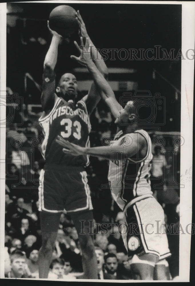 1992 Press Photo Wisconsin basketball player Louis Ely fires up shot during game- Historic Images