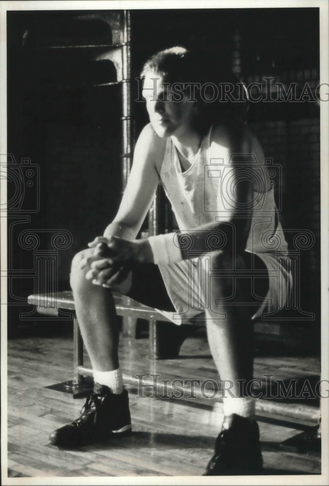 1990 Press Photo Milwaukee Bucks basketball player, Jack Sikma, in television ad- Historic Images