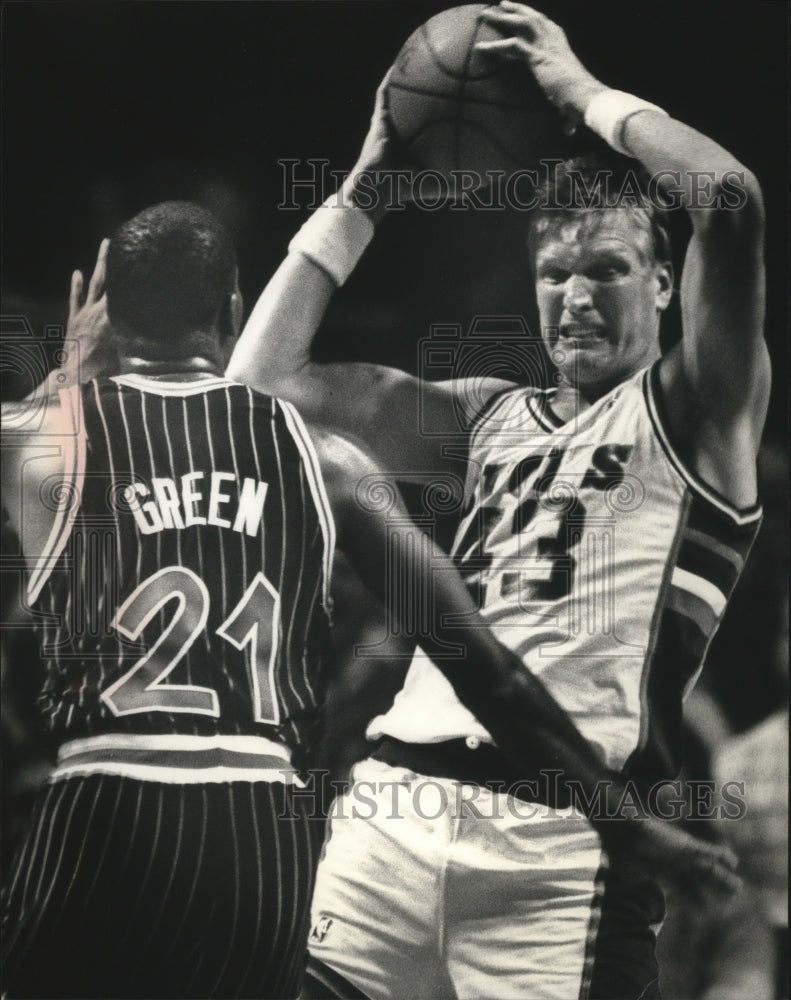 1989 Press Photo Bucks basketball&#39;s Jack Sikma beats Sidney Green to a rebound- Historic Images