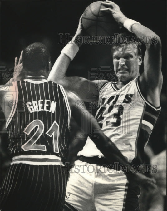 1989 Press Photo Bucks basketball's Jack Sikma beats Sidney Green to a rebound- Historic Images