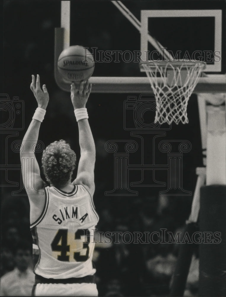 1989 Press Photo Milwaukee Bucks Basketball Player Attempts Critical Free Throw- Historic Images