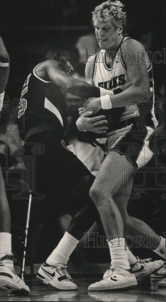 1988 Press Photo Bucks basketball&#39;s Jack Sikma fights Jerome Kersey for ball- Historic Images