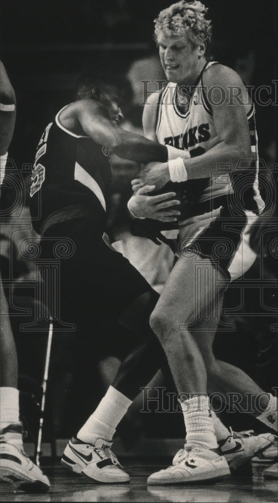 1988 Press Photo Bucks basketball's Jack Sikma fights Jerome Kersey for ball- Historic Images