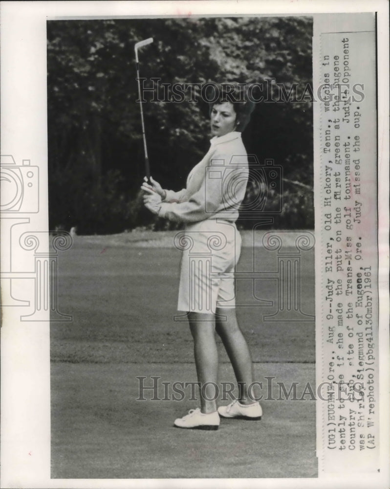 1961 Press Photo Judy Eller watches her put at the Trans-Miss Golf Tournament- Historic Images